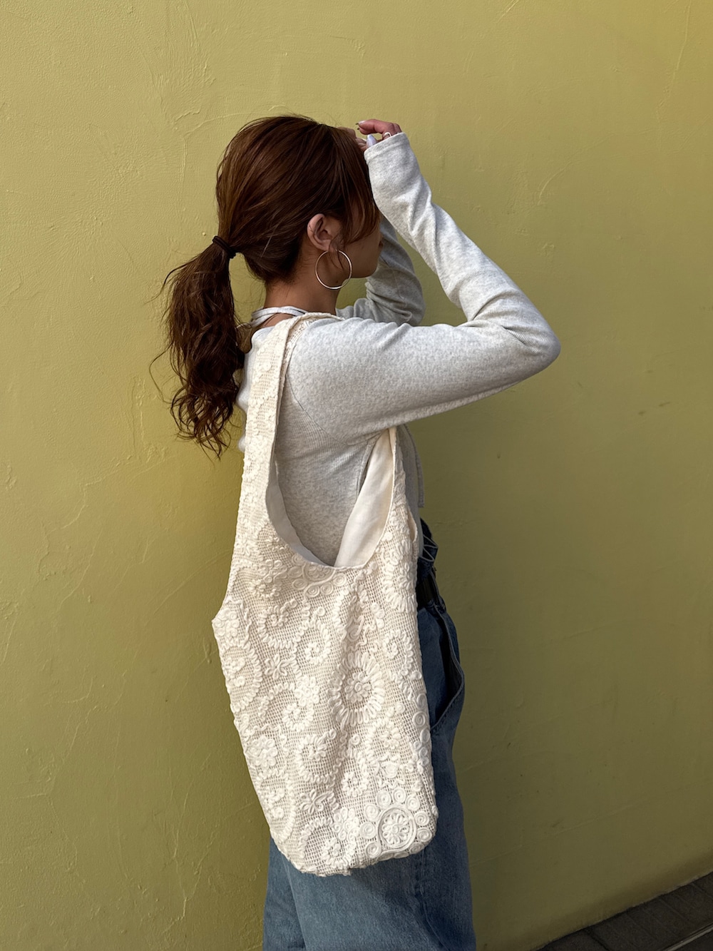 ブルー系のデニムパンツ、グレー系のTシャツ/カットソーを着用したレディースの春コーディネートの8枚目の写真