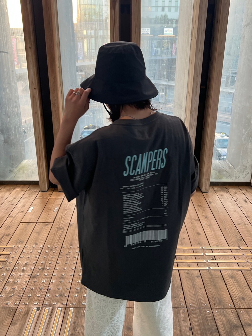 グレー系のTシャツ/カットソー、ホワイト系のその他パンツ、ブラック系のサンダルを着用したレディースの春コーディネートの7枚目の写真