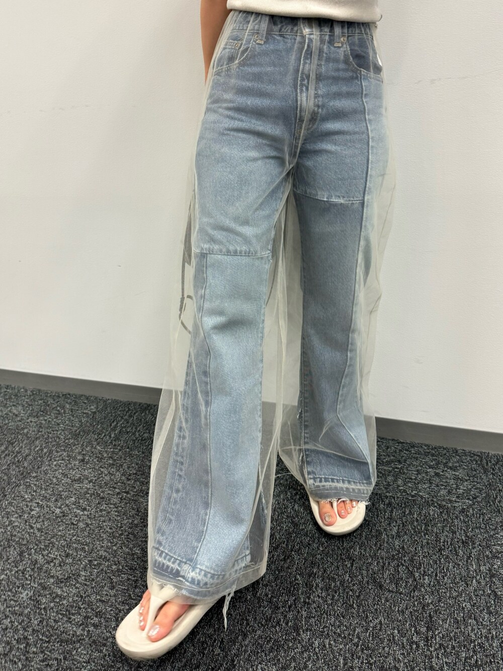 ブルー系のデニムパンツ、ベージュ系のその他パンツ、ホワイト系のタンクトップを着用したレディースの春コーディネートの8枚目の写真