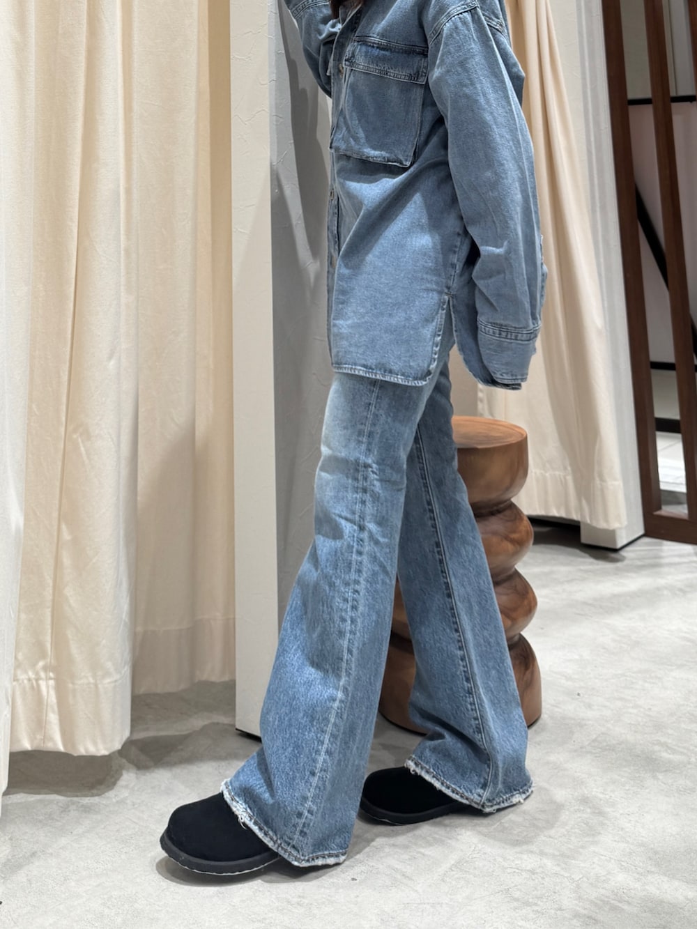 ブルー系のシャツ/ブラウス、ブルー系のデニムパンツ、ブラック系のスリッポンを着用したレディースの秋コーディネートの4枚目の写真