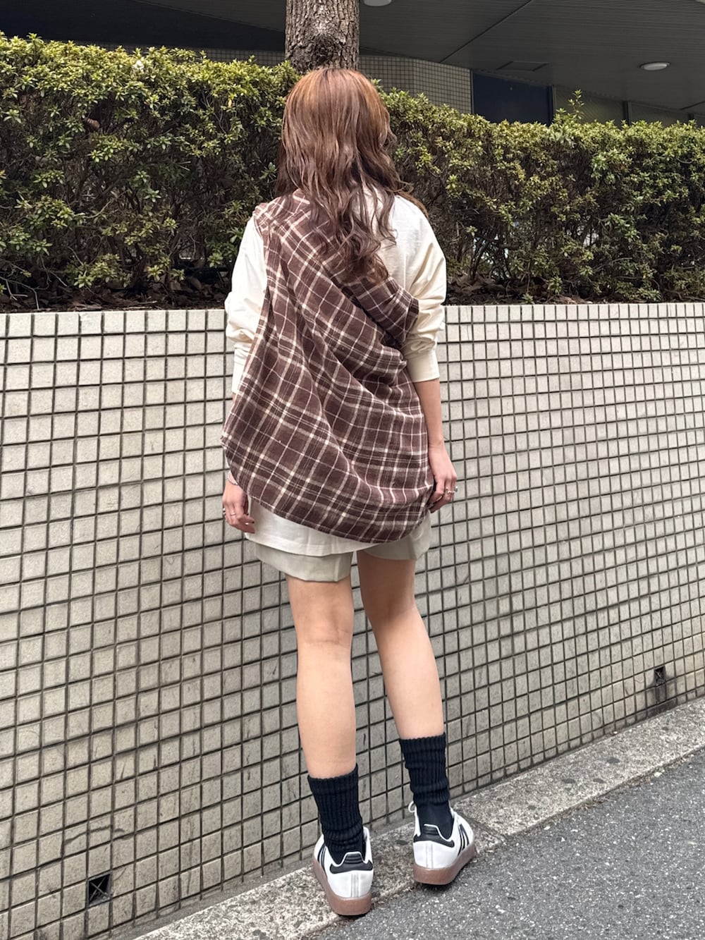 ホワイト系のTシャツ/カットソー、ベージュ系のその他パンツ、ブラウン系のシャツ/ブラウスを着用したレディースの冬コーディネートの8枚目の写真