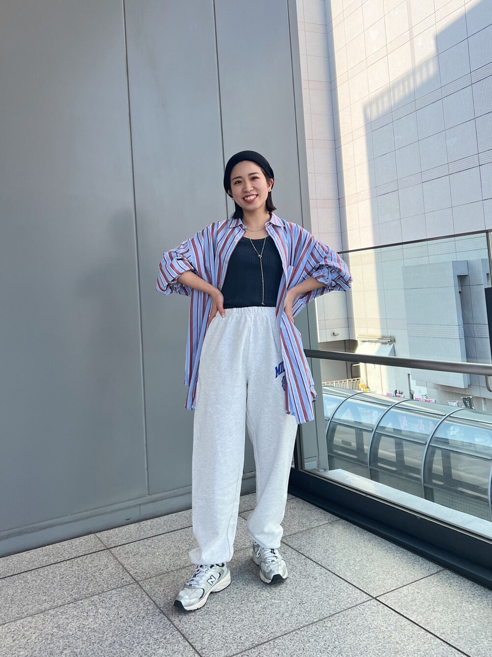 グレー系のスウェットパンツ、ブルー系のシャツ/ブラウス、グレー系のタンクトップを着用したレディースの冬コーディネートの3枚目の写真