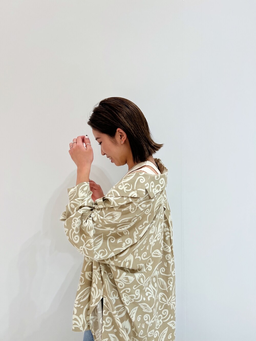 ベージュ系のシャツ/ブラウス、ホワイト系のタンクトップ、ブラック系のパンプスを着用したレディースの春コーディネートの5枚目の写真