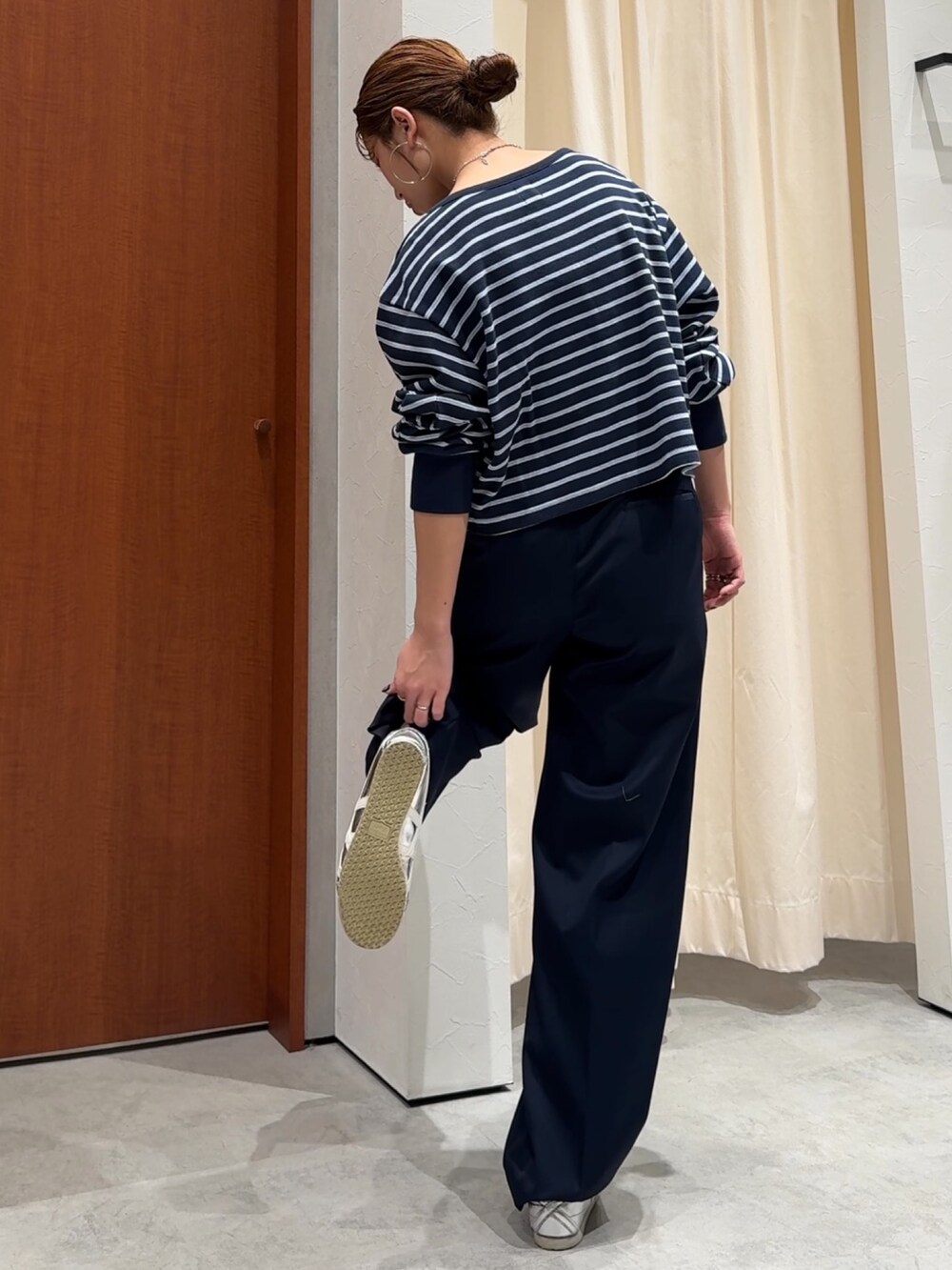 ブルー系のカーディガン/ボレロ、ブルー系のその他パンツを着用したレディースの春コーディネートの5枚目の写真