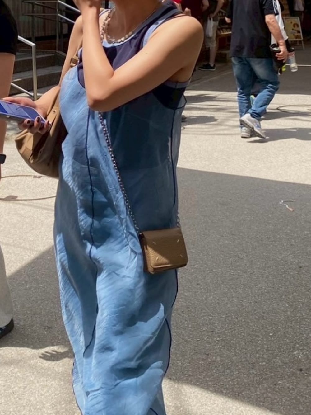 ブルー系のワンピースを着用したレディースの夏コーディネートの4枚目の写真