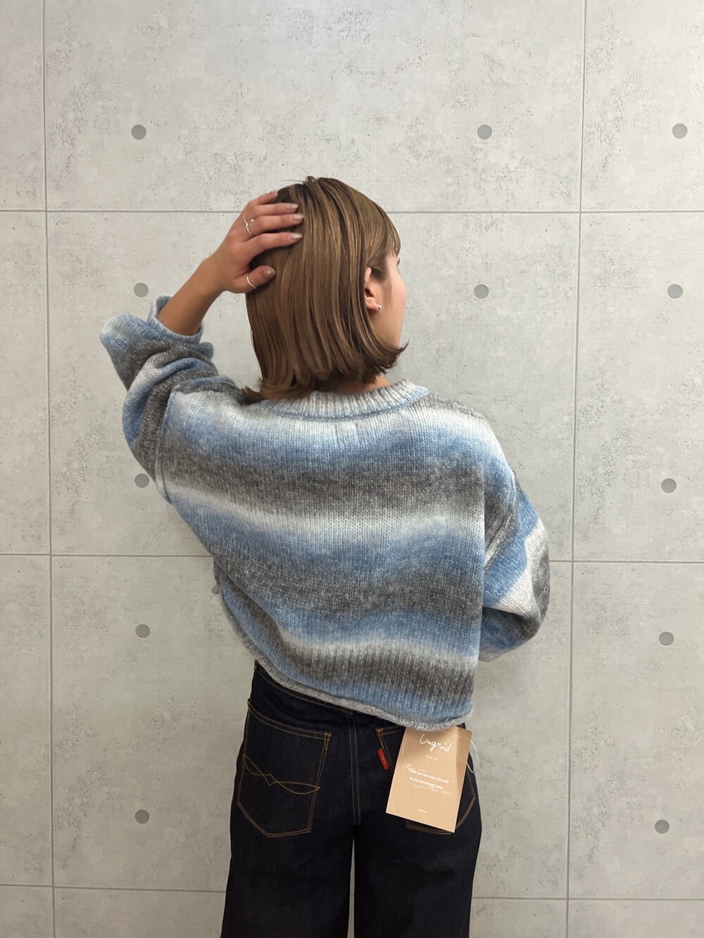 ブルー系のデニムパンツ、ブルー系のニット/セーターを着用したレディースの秋コーディネートの5枚目の写真