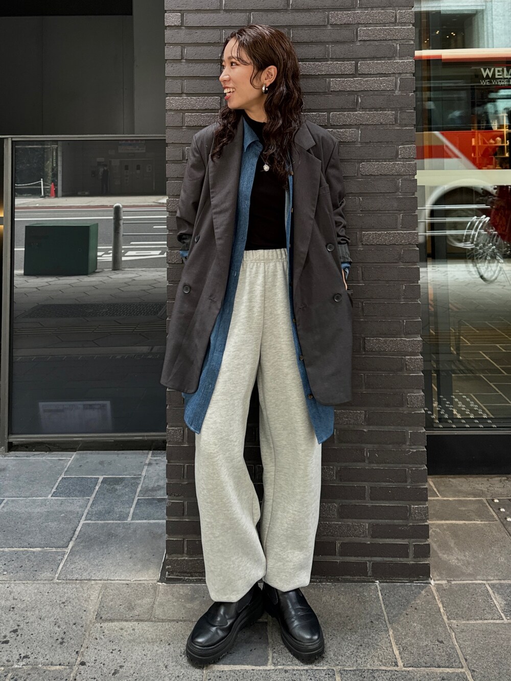 グレー系のスウェットパンツ、グレー系のテーラードジャケット、ブラック系のTシャツ/カットソーを着用したレディースの秋コーディネートの5枚目の写真