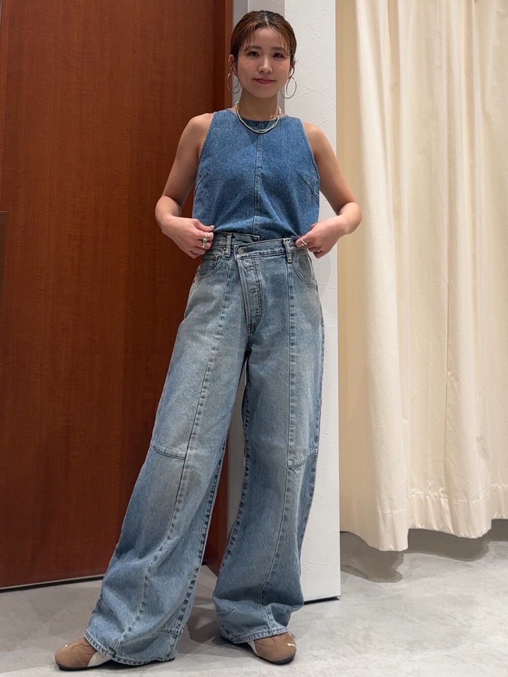 ブルー系のシャツ/ブラウス、ブルー系のデニムパンツ、シルバー系のネックレスを着用したレディースの春コーディネートの8枚目の写真