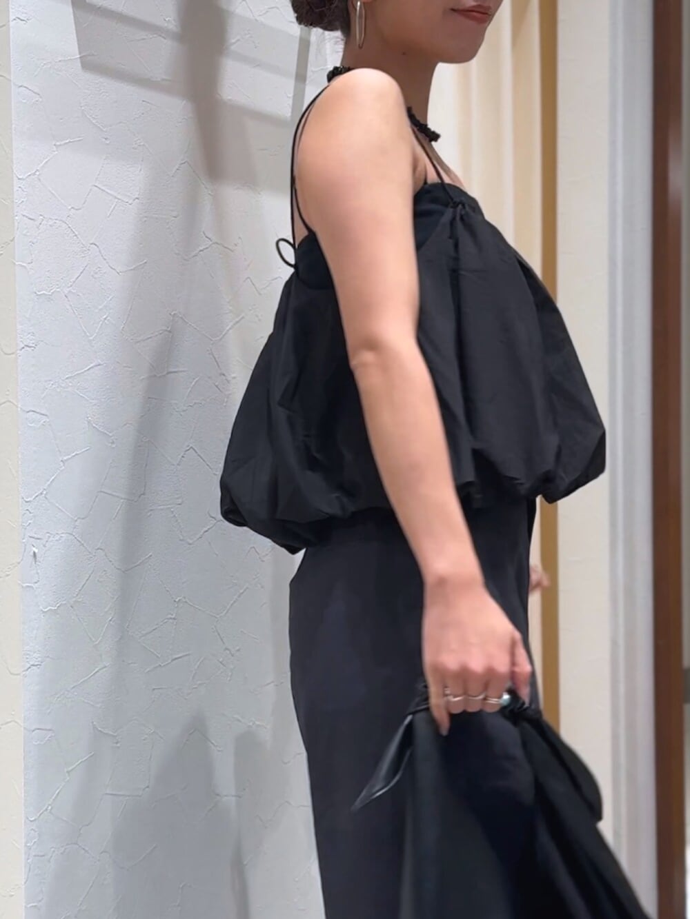 その他のサンダル、ブラック系のハンドバッグ、ブルー系のその他パンツを着用したレディースの夏コーディネートの6枚目の写真