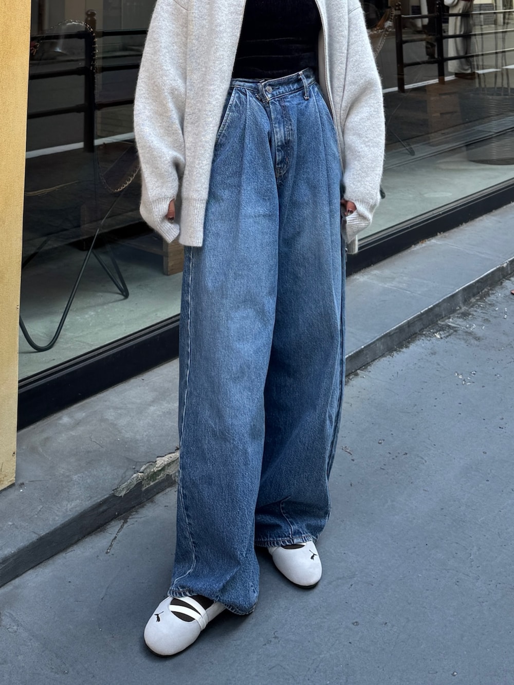 ブルー系のデニムパンツ、グレー系のカーディガン/ボレロを着用したレディースの秋コーディネートの8枚目の写真