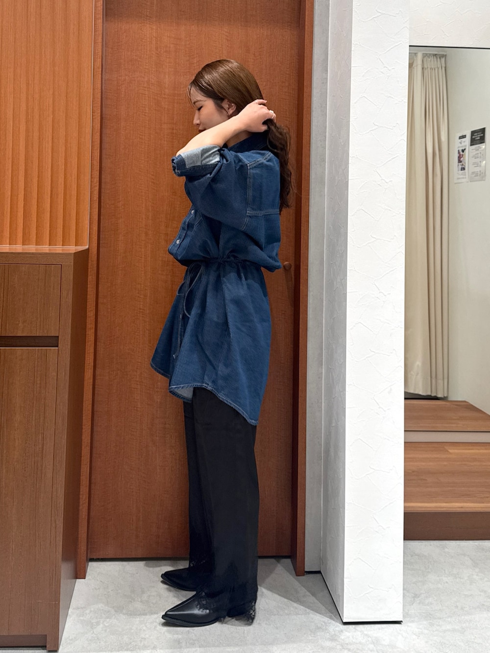 ブルー系のワンピース、ブラック系のその他パンツ、ブラック系のブーツを着用したレディースの秋コーディネートの6枚目の写真