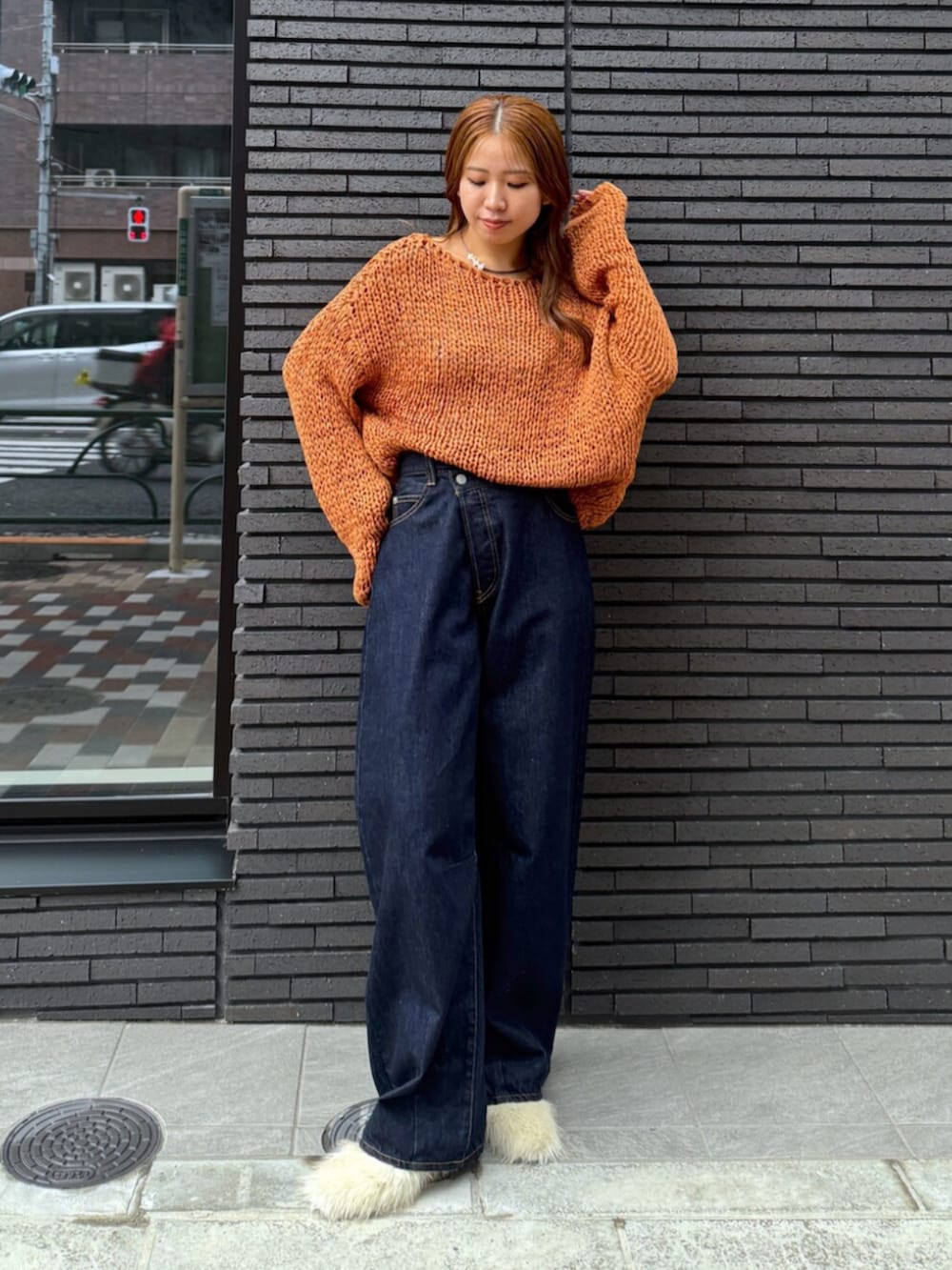 ホワイト系のその他シューズ、ブルー系のデニムパンツ、オレンジ系のニット/セーターを着用したレディースの夏コーディネートの2枚目の写真