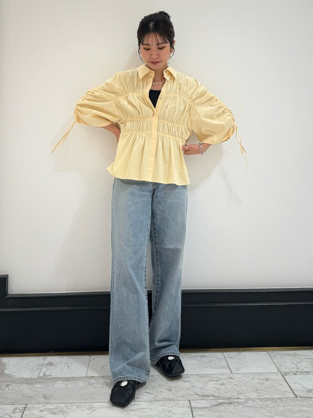 イエロー系のシャツ/ブラウス、ブルー系のデニムパンツ、グレー系のTシャツ/カットソーを着用したレディースの春コーディネートの5枚目の写真