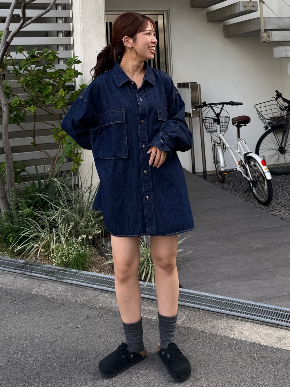 ブルー系のシャツ/ブラウスを着用したレディースの秋コーディネートの6枚目の写真