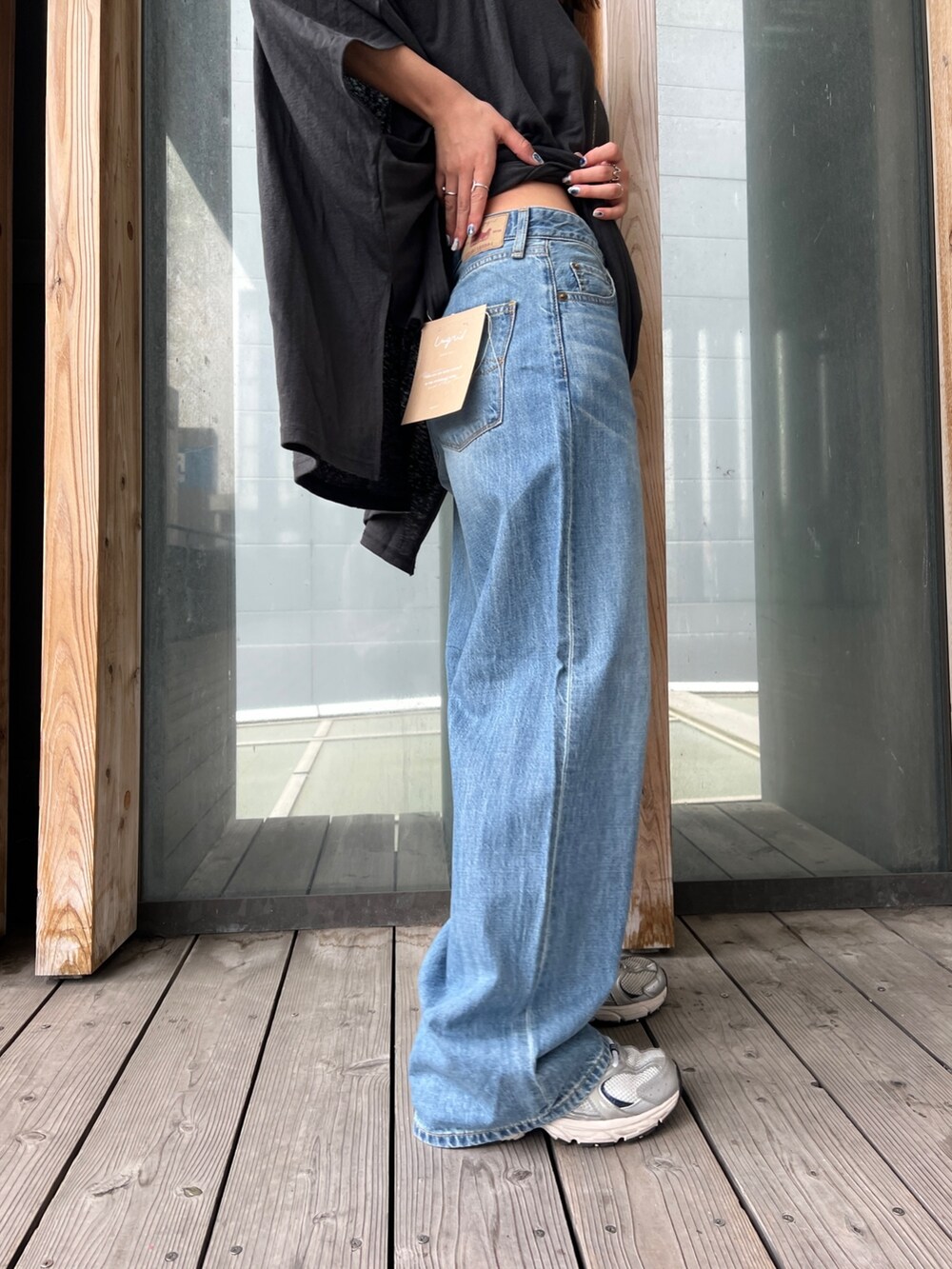 グレー系のTシャツ/カットソー、ブルー系のデニムパンツ、シルバー系のネックレスを着用したレディースの春コーディネートの8枚目の写真