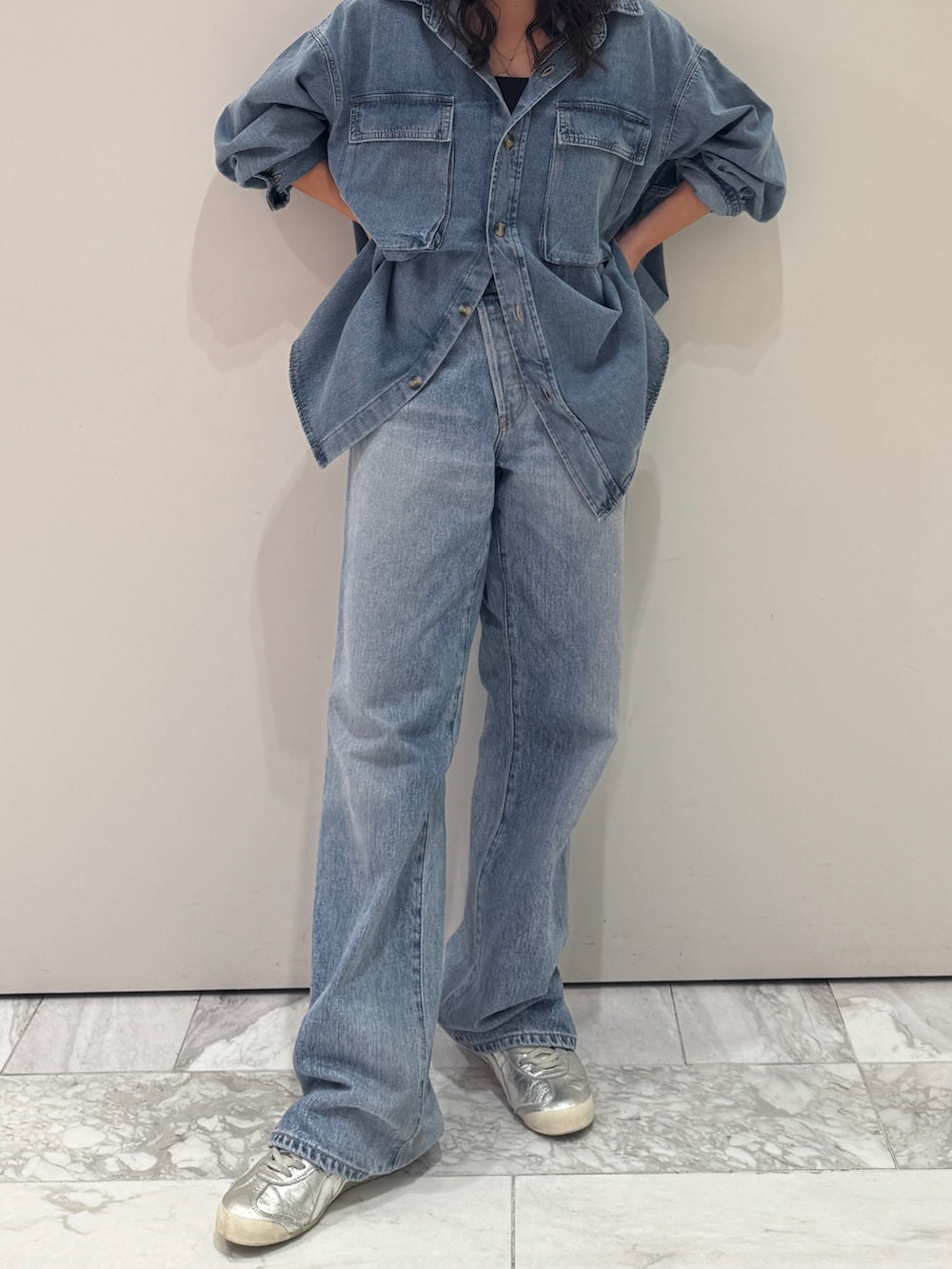 ブルー系のデニムパンツ、ブルー系のシャツ/ブラウスを着用したレディースの秋コーディネートの6枚目の写真