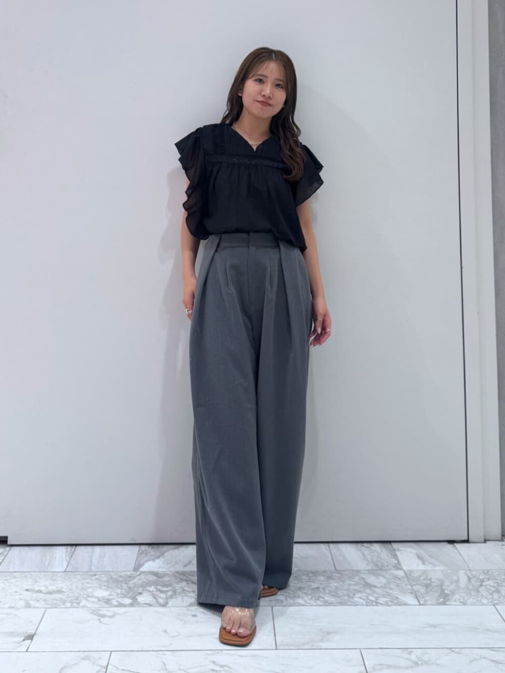 その他のサンダル、グレー系のその他パンツ、ブラック系のシャツ/ブラウスを着用したレディースの夏コーディネートの4枚目の写真