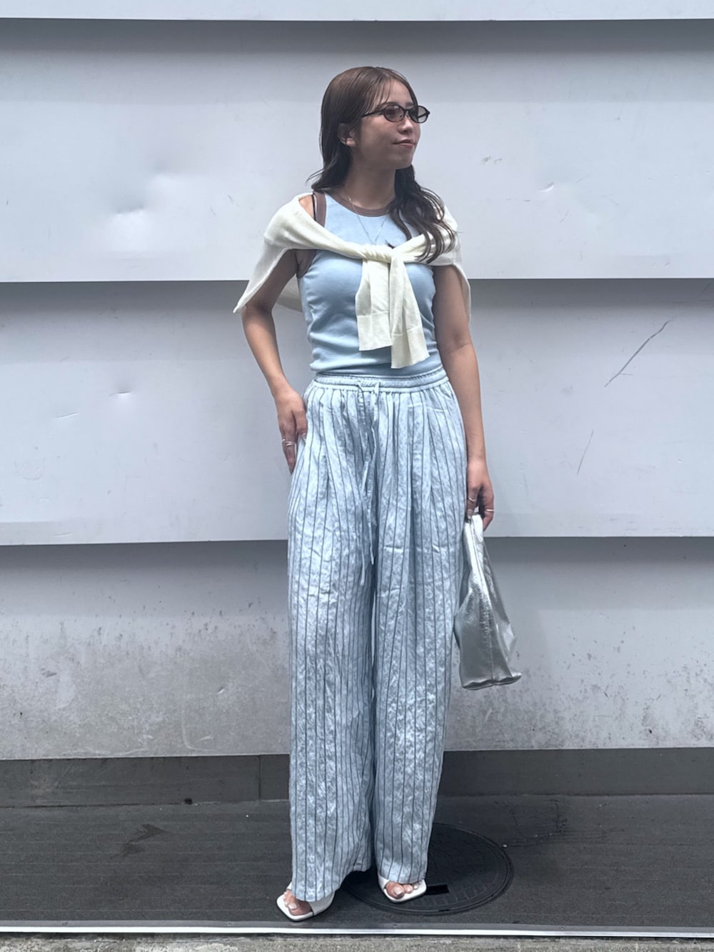 ブルー系のその他パンツ、ブルー系のタンクトップ、ホワイト系のニット/セーターを着用したレディースの夏コーディネートの5枚目の写真