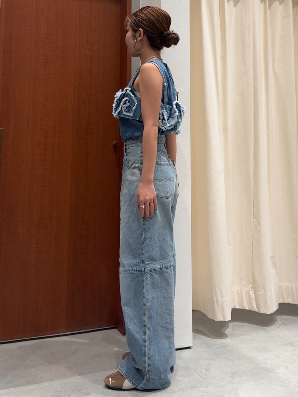 ブルー系のデニムパンツ、ブルー系のシャツ/ブラウス、ブルー系のキャミソールを着用したレディースの春コーディネートの5枚目の写真