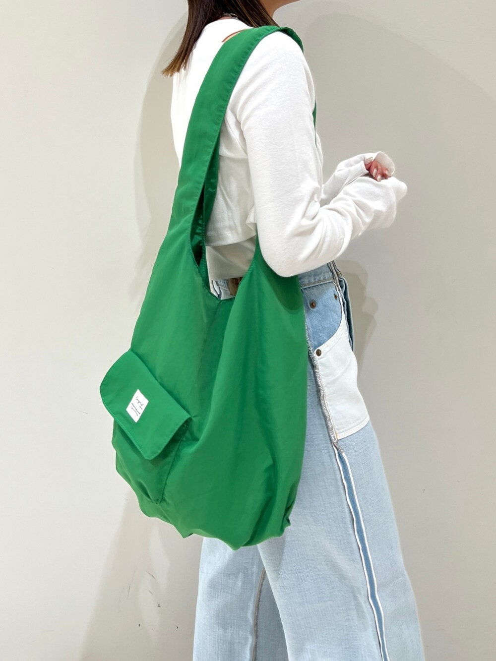 ブルー系のデニムパンツ、ホワイト系のTシャツ/カットソーを着用したレディースの夏コーディネートの3枚目の写真