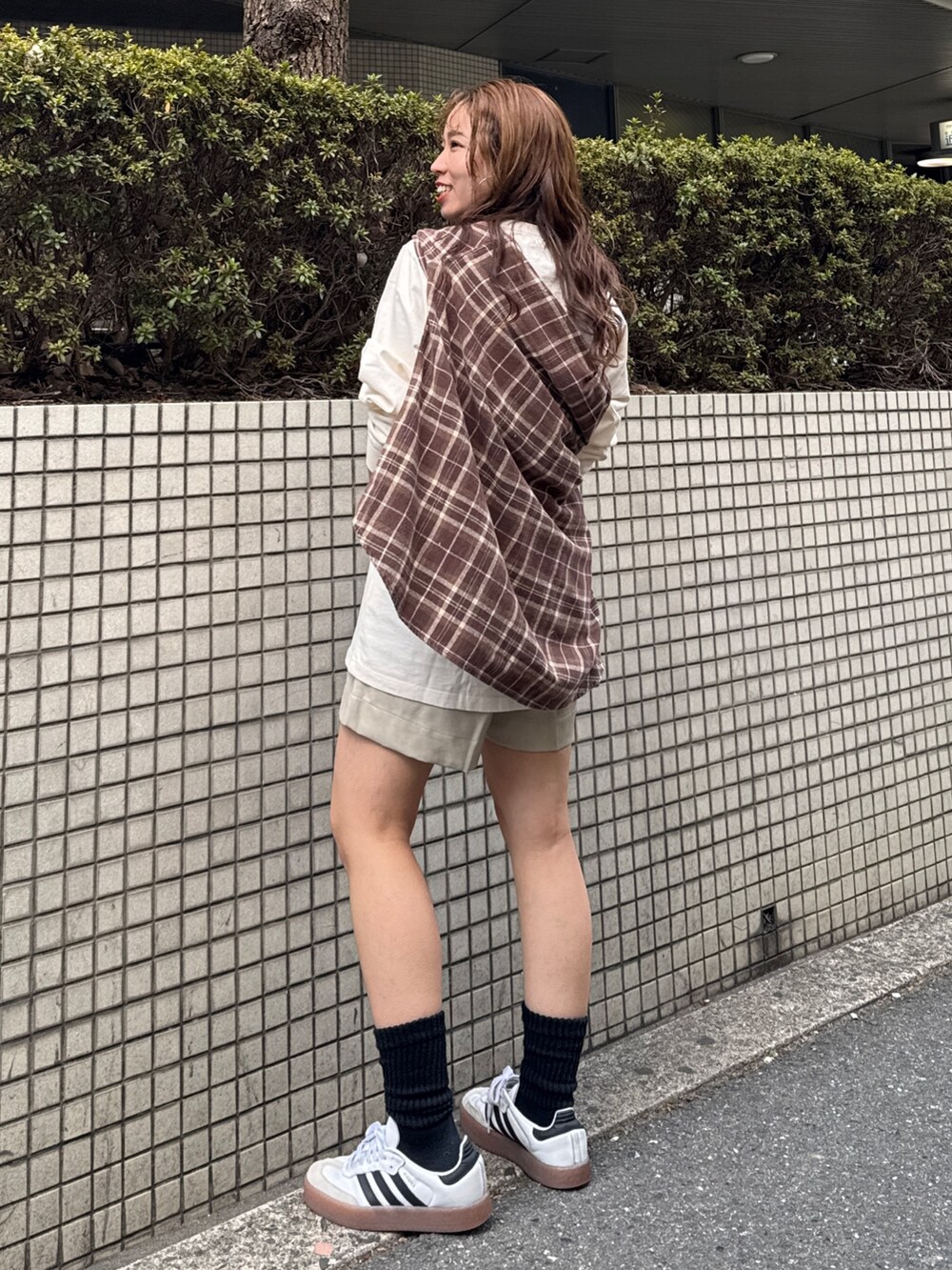 ホワイト系のTシャツ/カットソー、ベージュ系のその他パンツ、ブラウン系のシャツ/ブラウスを着用したレディースの冬コーディネートの7枚目の写真