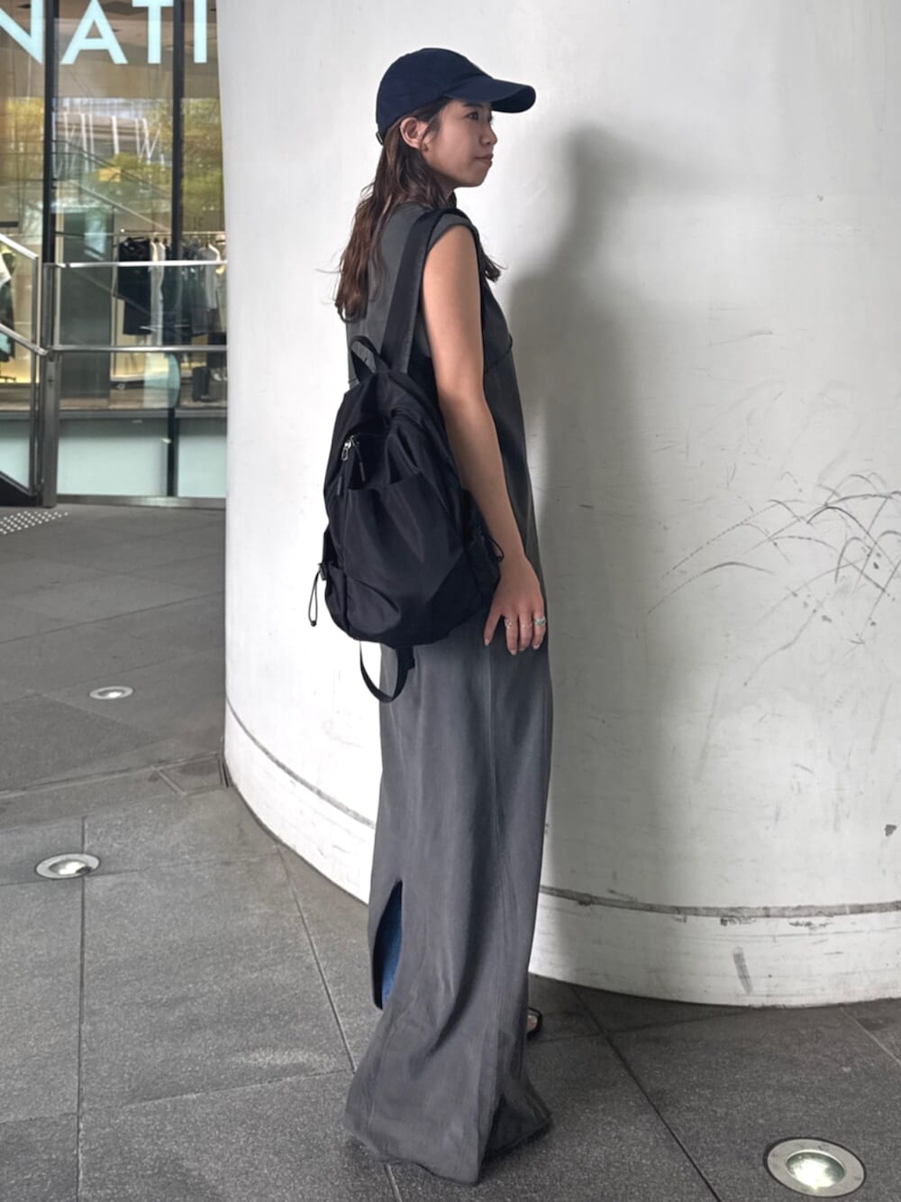 ブルー系のデニムパンツ、グレー系のワンピースを着用したレディースの春コーディネートの4枚目の写真