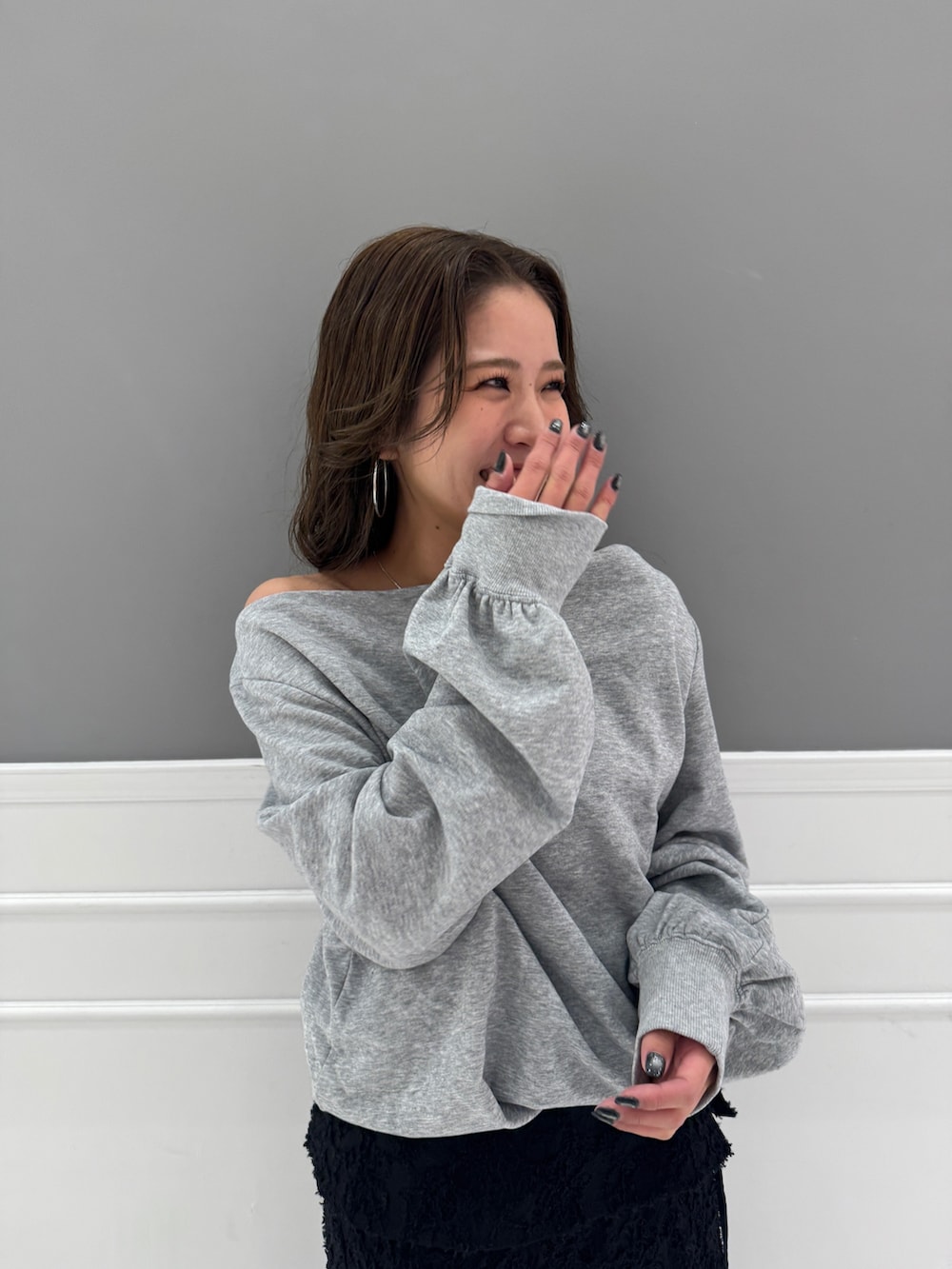 グレー系のTシャツ/カットソー、ブラック系のスカートを着用したレディースの冬コーディネートの8枚目の写真