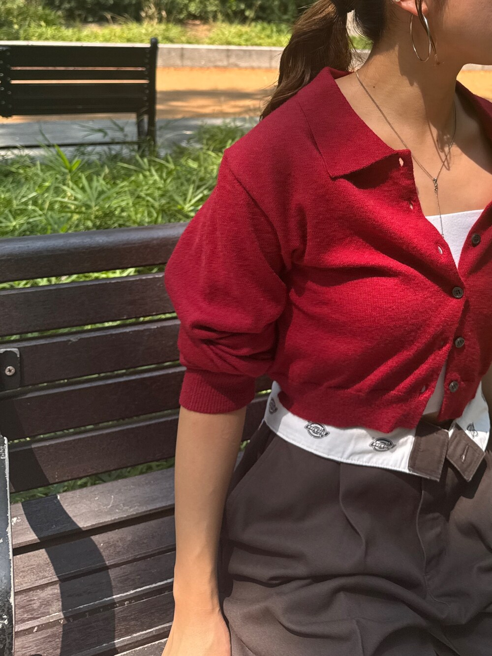 レッド系のカーディガン/ボレロ、ホワイト系のその他パンツを着用したレディースの秋コーディネートの9枚目の写真