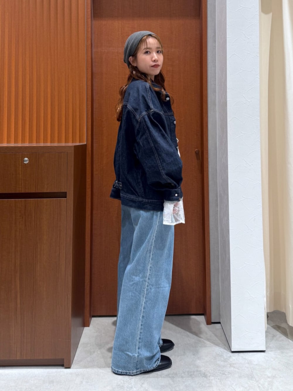 ブルー系のデニムパンツ、ブルー系のデニムジャケット、ホワイト系のシャツ/ブラウスを着用したレディースの夏コーディネートの2枚目の写真
