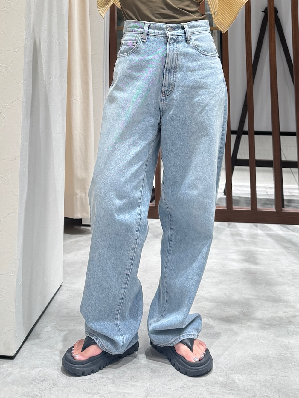 イエロー系のシャツ/ブラウス、ブルー系のデニムパンツ、ベージュ系のハットを着用したレディースの春コーディネートの7枚目の写真