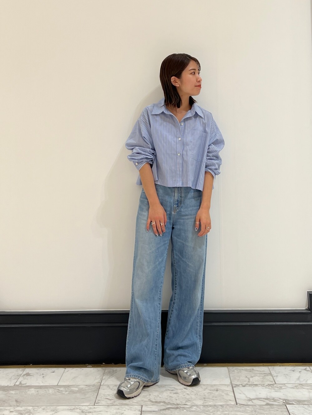 ブルー系のデニムパンツ、その他のシャツ/ブラウスを着用したレディースの春コーディネートの2枚目の写真