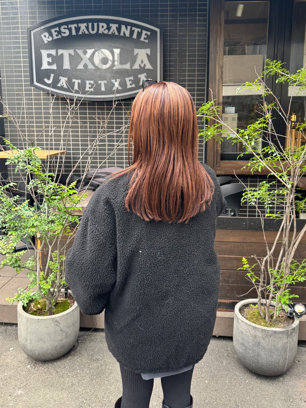 ブラック系のダウンジャケット/コートを着用したレディースの秋コーディネートの7枚目の写真