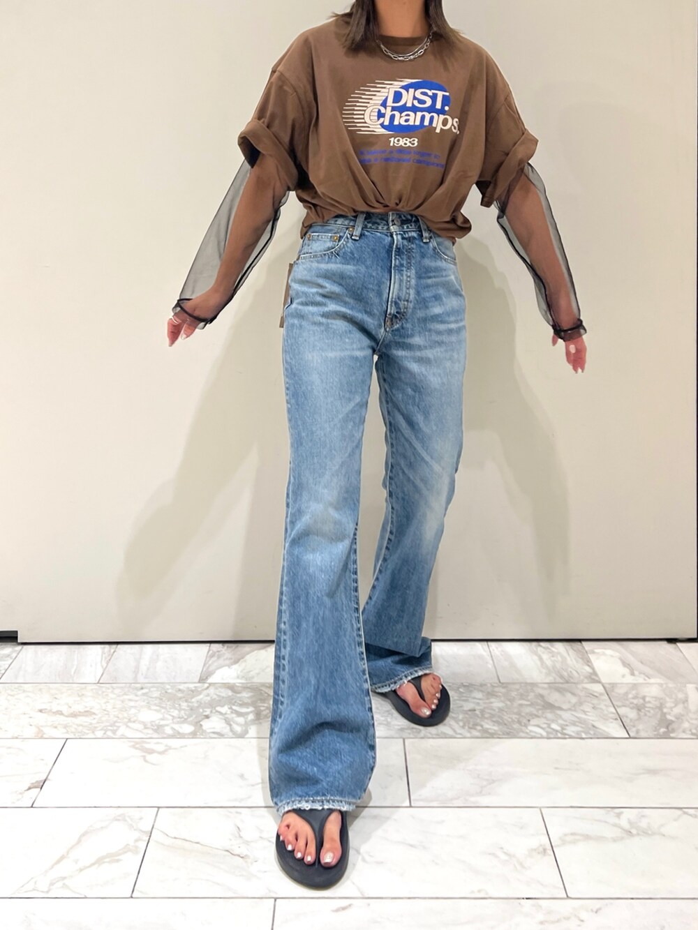 ブラウン系のTシャツ/カットソー、ブラック系のTシャツ/カットソー、ブルー系のデニムパンツを着用したレディースの夏コーディネートの4枚目の写真
