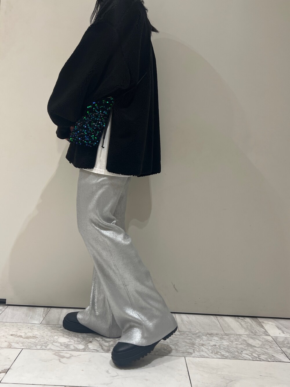 ホワイト系のTシャツ/カットソー、ブラック系のTシャツ/カットソー、シルバー系のその他パンツを着用したレディースの秋コーディネートの6枚目の写真