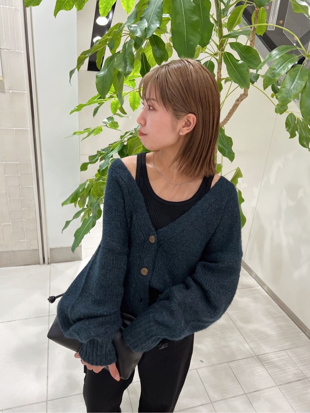 ブラック系のデニムパンツ、ブラック系のデニムパンツ、グリーン系のカーディガン/ボレロを着用したレディースの秋コーディネートの7枚目の写真