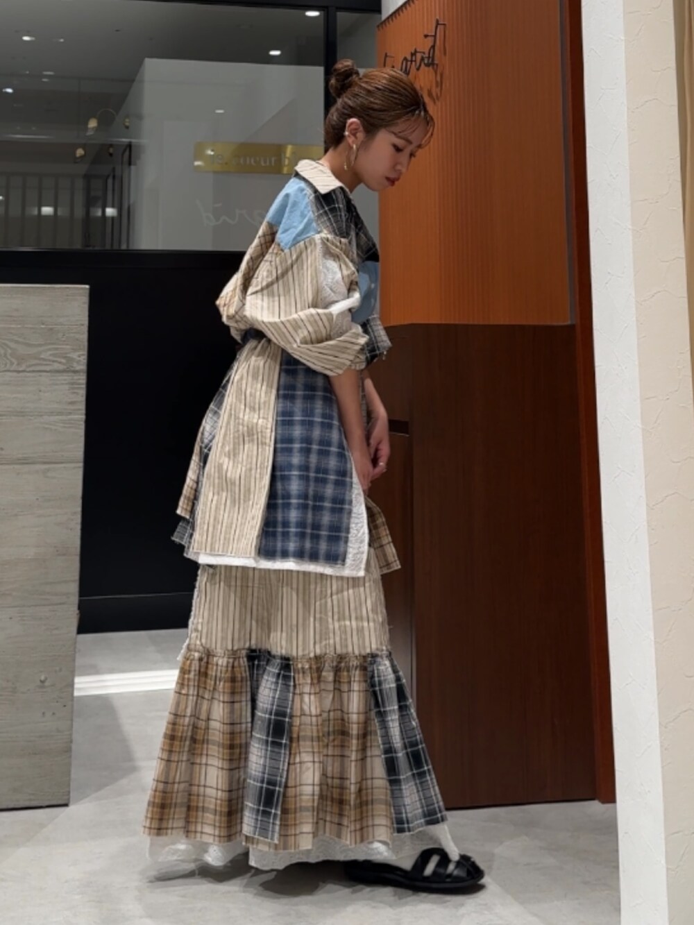 その他のシャツ/ブラウス、その他のチューブトップ、その他のスカートを着用したレディースの春コーディネートの6枚目の写真