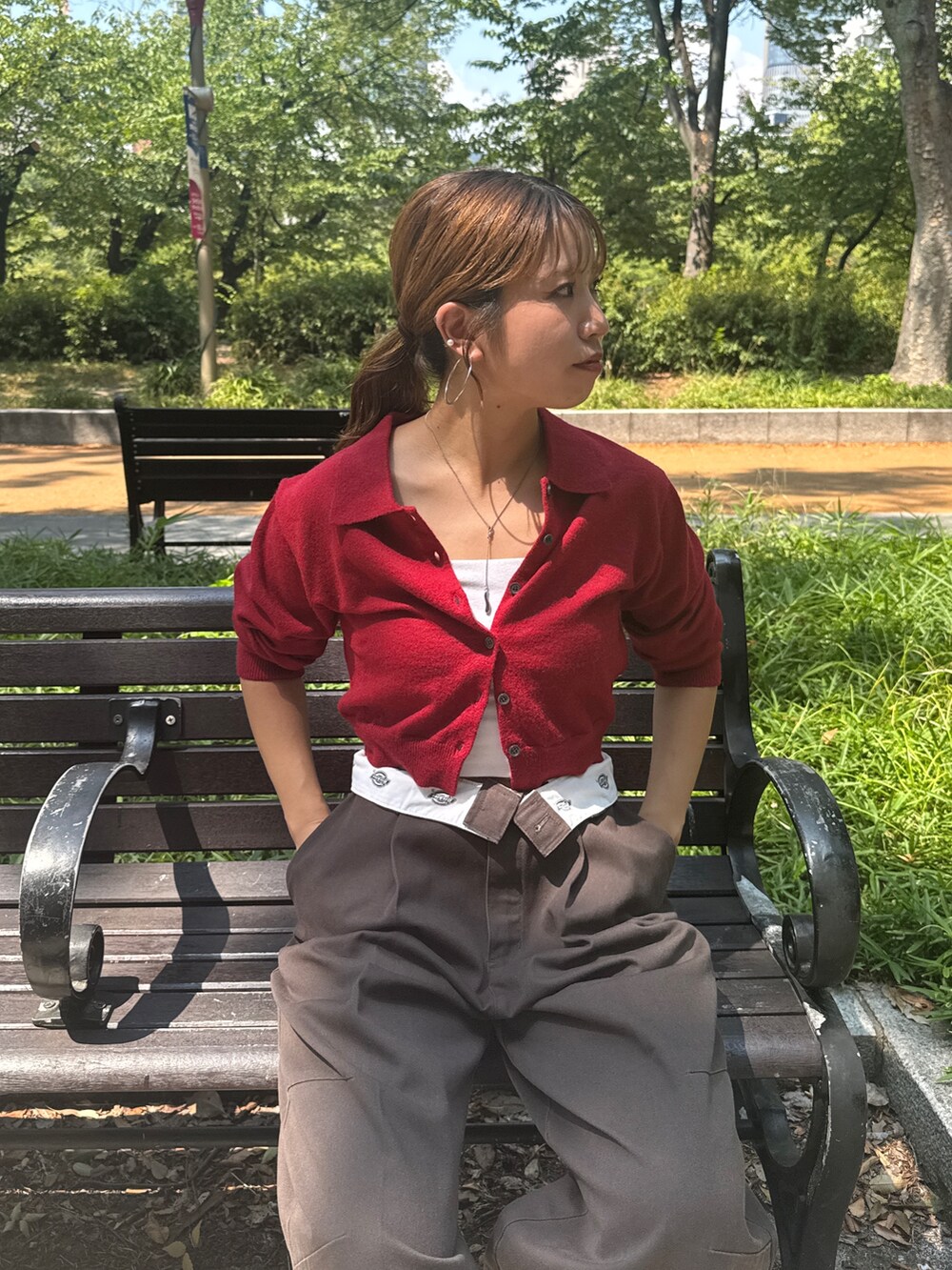 レッド系のカーディガン/ボレロ、ホワイト系のその他パンツを着用したレディースの秋コーディネートの8枚目の写真
