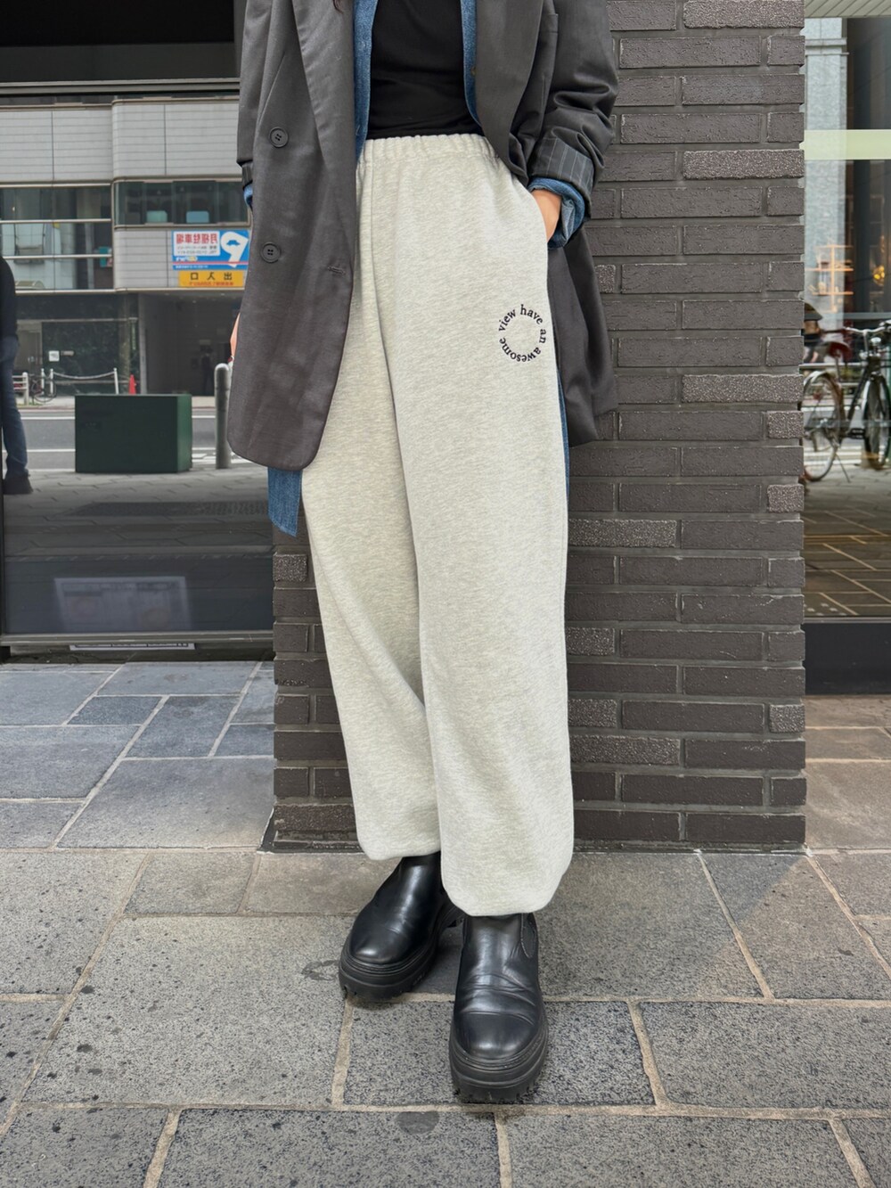 グレー系のスウェットパンツ、グレー系のテーラードジャケット、ブラック系のTシャツ/カットソーを着用したレディースの秋コーディネートの9枚目の写真