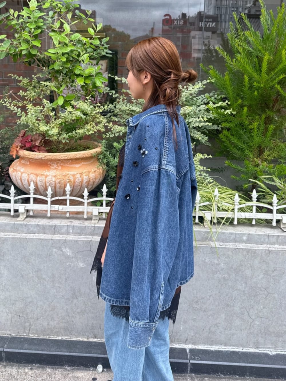 ブラウン系のワンピース、ブルー系のシャツ/ブラウス、ブルー系のデニムパンツを着用したレディースの夏コーディネートの7枚目の写真
