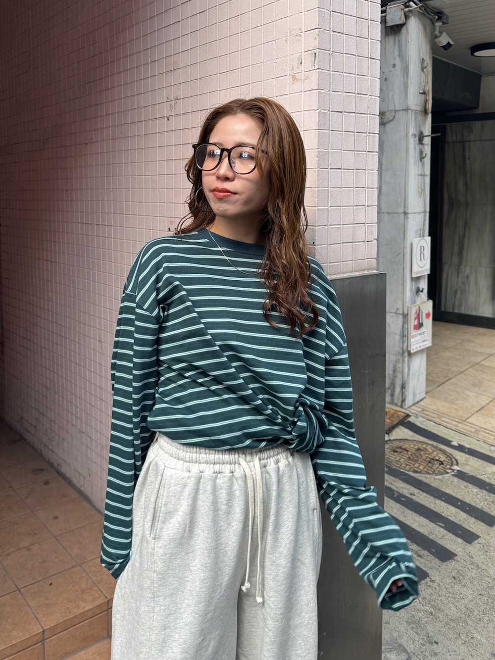 ホワイト系のスウェットパンツ、グリーン系のTシャツ/カットソーを着用したレディースの冬コーディネートの8枚目の写真