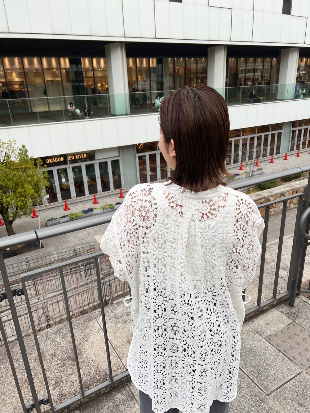 ホワイト系のシャツ/ブラウス、グレー系のその他パンツ、ブラック系のサンダルを着用したレディースの春コーディネートの10枚目の写真