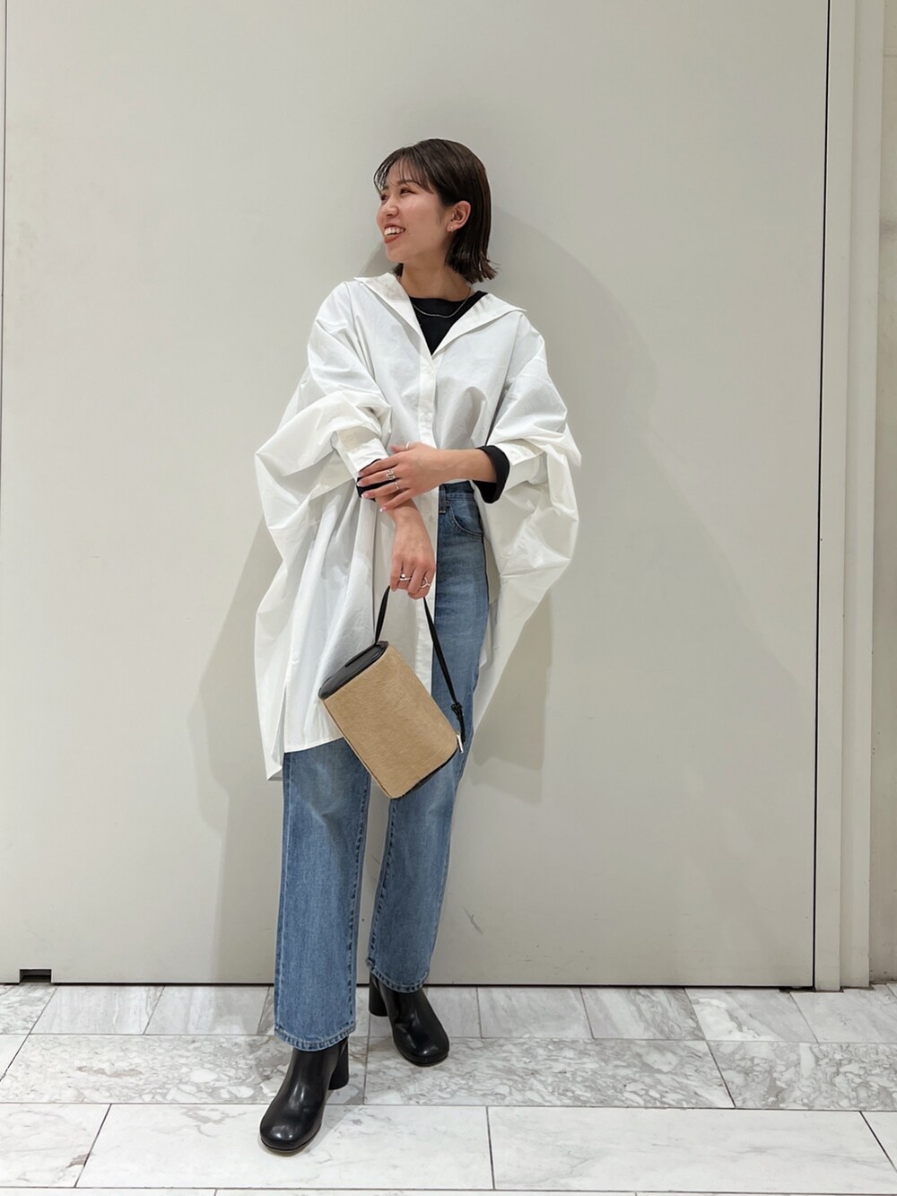 ホワイト系のシャツ/ブラウス、ブラック系のTシャツ/カットソー、その他のハンドバッグを着用したレディースの冬コーディネートの3枚目の写真