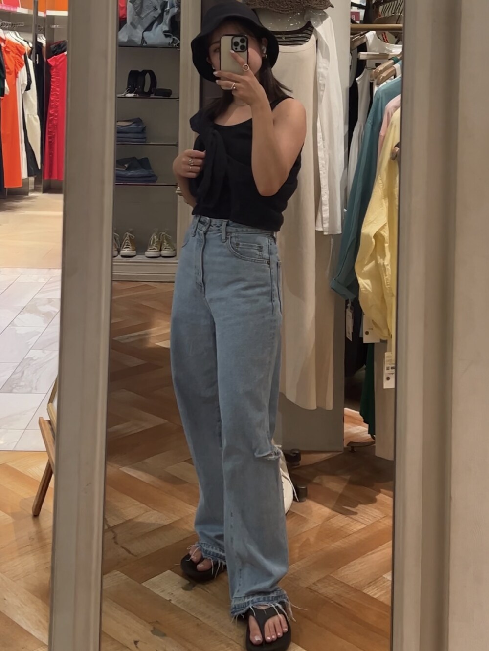 グレー系のTシャツ/カットソー、グレー系のタンクトップを着用したレディースの夏コーディネートの2枚目の写真