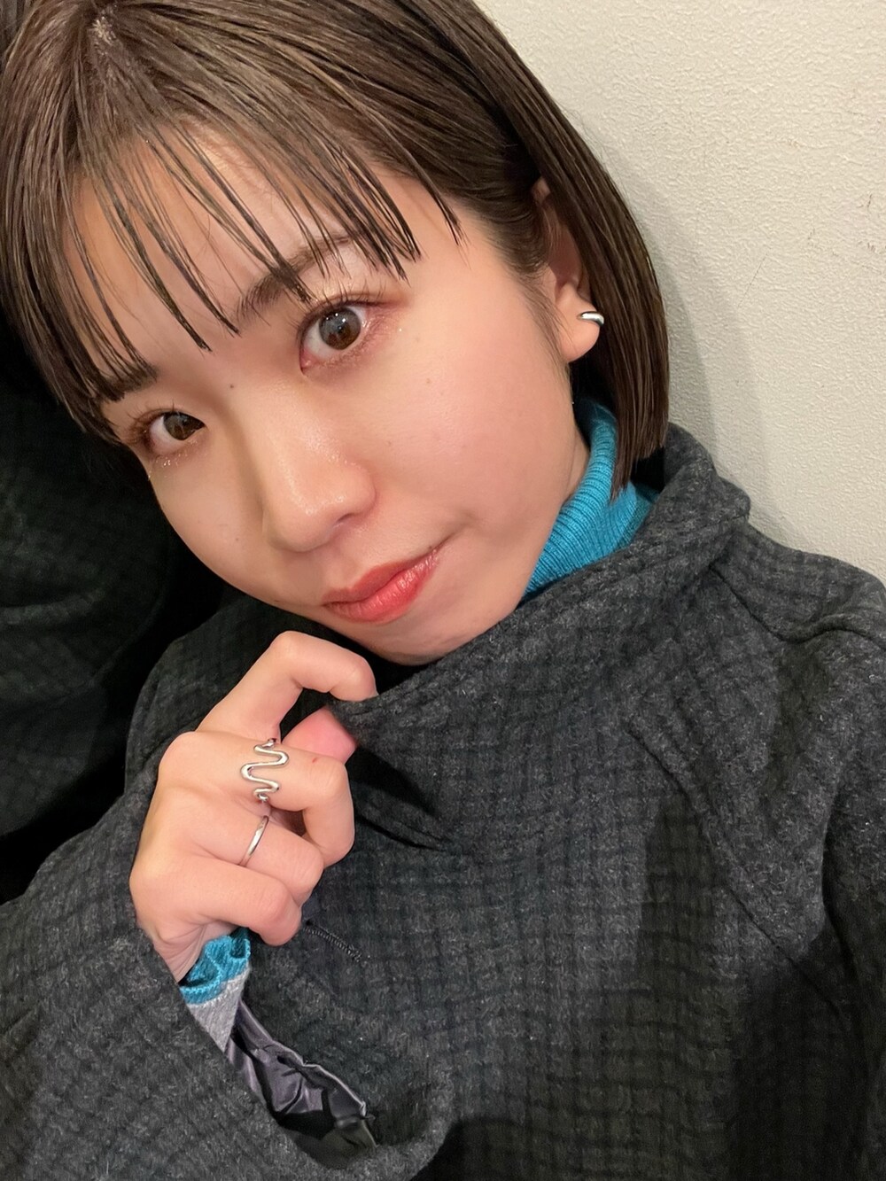 ブルー系のニット/セーター、グレー系のニット/セーター、ブルー系のデニムパンツを着用したレディースの冬コーディネートの6枚目の写真