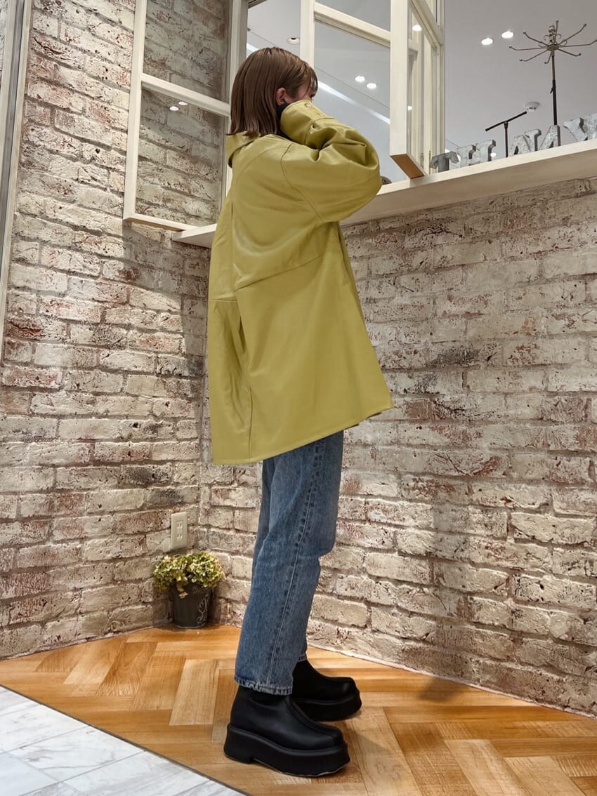 ブルー系のデニムパンツ、ブルー系のデニムパンツ、イエロー系のブルゾンを着用したレディースの秋コーディネートの2枚目の写真