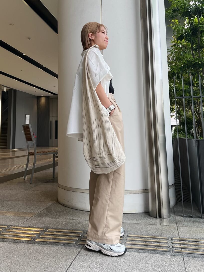 ベージュ系のその他パンツ、ブラック系のキャミソール、ホワイト系のシャツ/ブラウスを着用したレディースの春コーディネートの4枚目の写真