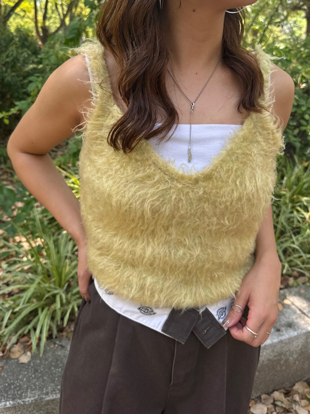 イエロー系のカーディガン/ボレロ、ブラウン系のその他パンツを着用したレディースの秋コーディネートの10枚目の写真