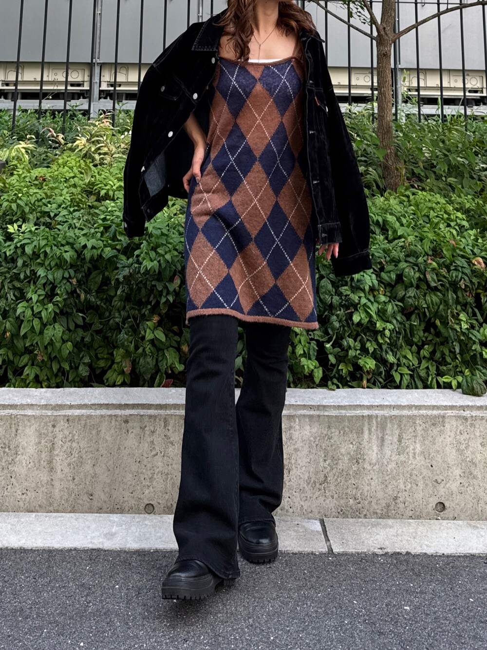 ブラウン系のニット/セーター、ブラック系のデニムジャケット、ブラック系のデニムパンツを着用したレディースの夏コーディネートの3枚目の写真