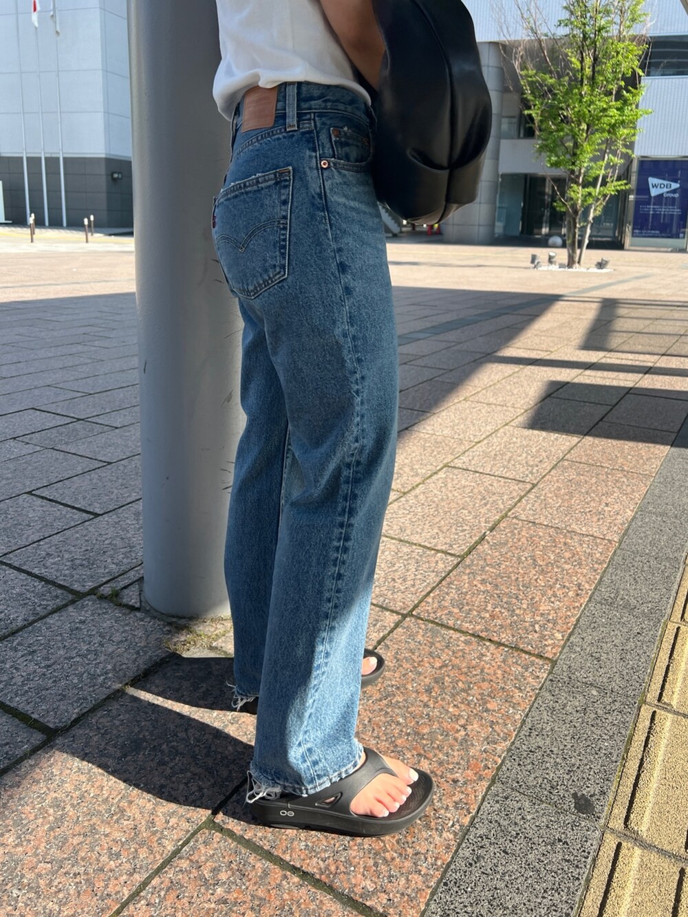 ブルー系のデニムパンツ、ホワイト系のTシャツ/カットソーを着用したレディースの夏コーディネートの8枚目の写真