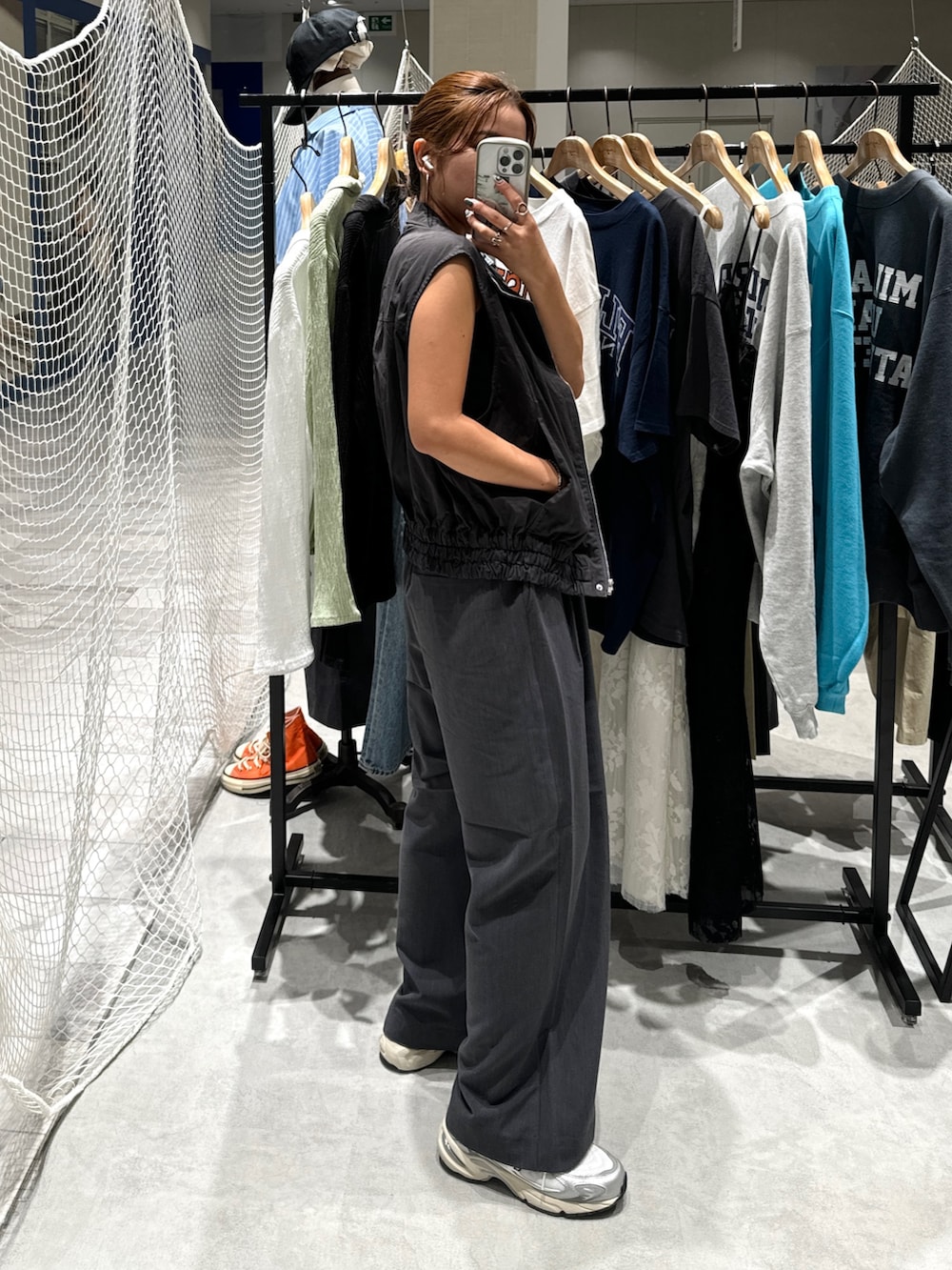 グレー系のその他パンツ、ブラック系のキャミソール、グレー系のベストを着用したレディースの秋コーディネートの4枚目の写真